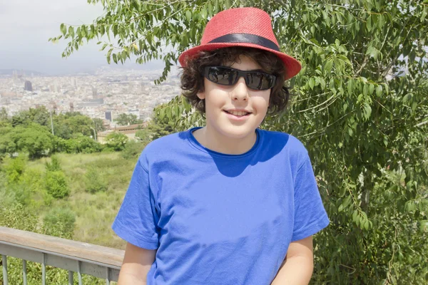 Счастливый мальчик в Барселоне — стоковое фото
