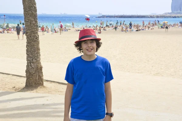 Ευτυχισμένο αγόρι στη Βαρκελώνη — Φωτογραφία Αρχείου