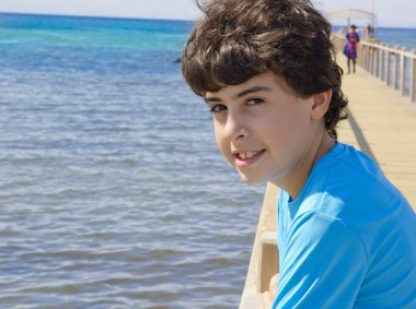 Kameraya bakarak mutlu çocuk