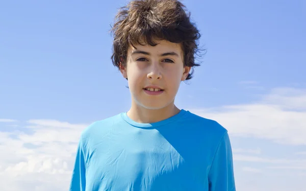 Kameraya bakarak mutlu çocuk