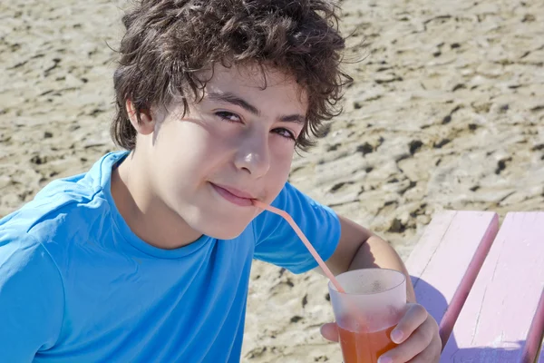 El chico está bebiendo jugo de frutas. —  Fotos de Stock