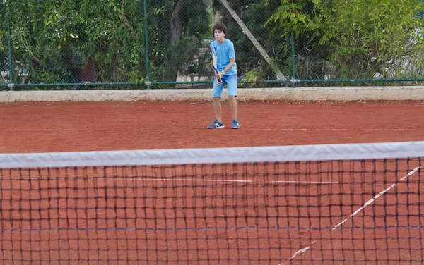 O rapaz está a jogar ténis — Fotografia de Stock