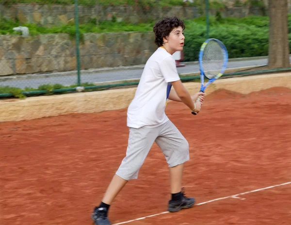 Garçon joue au tennis — Photo