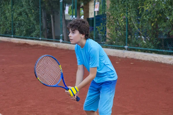 Fiú játszik tenisz — Stock Fotó