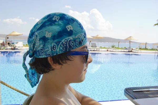 Niño feliz en la piscina — Foto de Stock