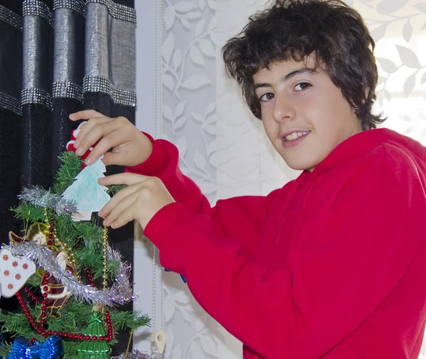 Weihnachtsbaum und fröhliches Jungen-Porträt — Stockfoto