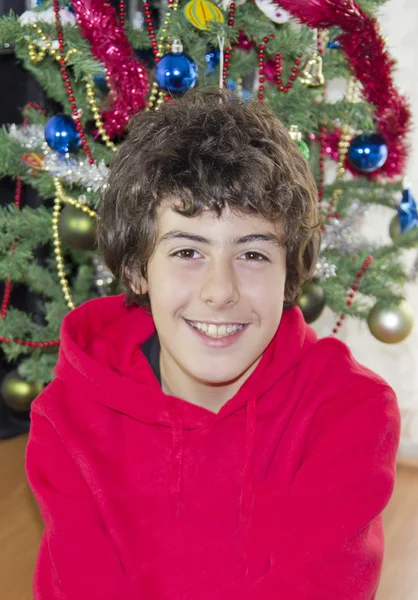 Noel ağacı ve mutlu çocuk portre — Stok fotoğraf