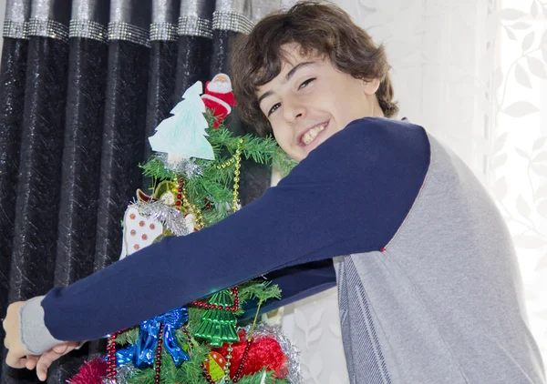 Árvore de Natal e menino feliz retrato — Fotografia de Stock
