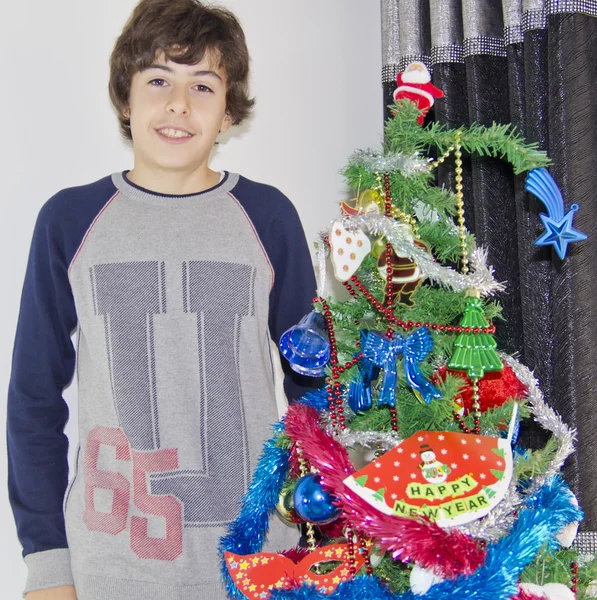 Рождественская елка с красочными украшениями — стоковое фото