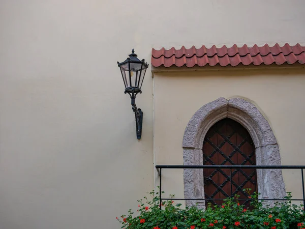 Kırsal Bir Kapısı Güzel Bir Duvar Feneri Olan Bir Giriş — Stok fotoğraf
