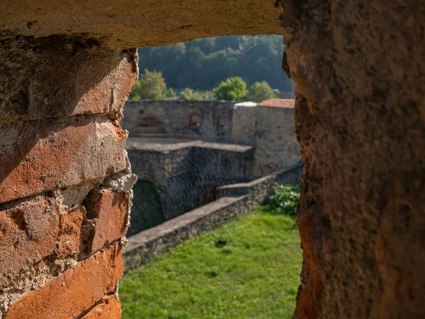 Uma Teia Aranha Embrascada Uma Antiga Muralha Fortaleza — Fotografia de Stock