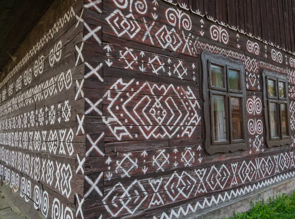 スロバキア村の白い装飾が施された伝統的な木造住宅 Cicmany — ストック写真