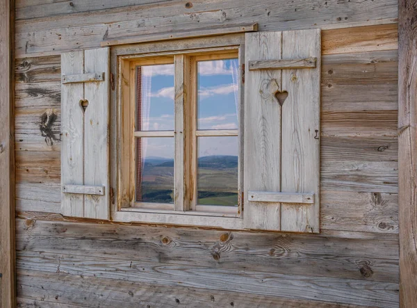 Una Antigua Casa Madera Con Ventanas Persianas Rústicas Madera — Foto de Stock