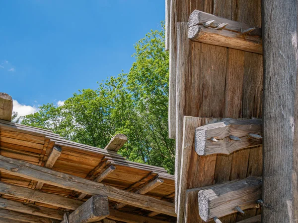 木製の屋根の上に木製の釘で固定されたシングル — ストック写真
