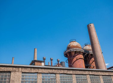 Çelik tankları olan eski bir sanayi fabrikası.