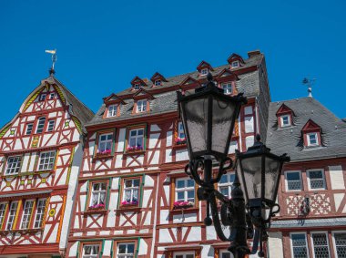 Ön planda eski bir feneri olan güzel yarı keresteli evler.