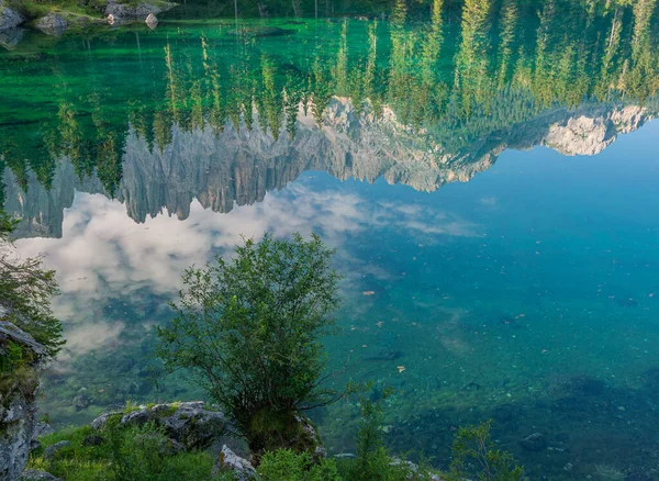 Wald Und Berge Spiegeln Sich Smaragdgrünen See — Stockfoto
