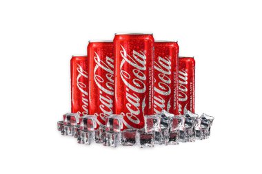 Kuala Lumpur, Malezya - 19 Ekim 2020: Siyah arka planda Coca Cola veya Coke İçecek
