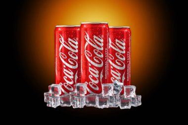 Kuala Lumpur, Malezya - 19 Ekim 2020: Siyah arka planda Coca Cola veya Coke İçecek