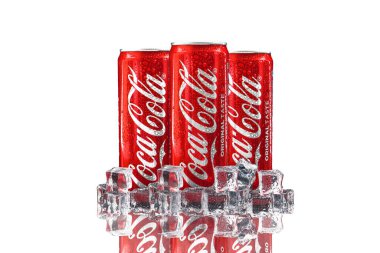 Kuala Lumpur, Malezya - 19 Ekim 2020: Beyaz arka planda Coca Cola veya Kola İçeceği