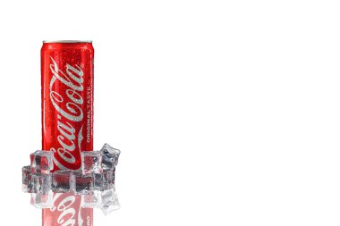 Kuala Lumpur, Malezya - 19 Ekim 2020: Beyaz arka planda Coca Cola veya Kola İçeceği