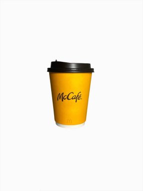 McDonald McCafe 'nin beyaz arka planda izole edilmiş içki bardağı