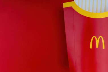 Kuala Lumpur, Malezya - 20 Ekim 2020: Kırmızı arka planda McDonalds kızartma kutusu