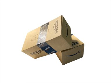 Kuala Lumpur, Malezya - 20 Ekim 2020: Amazon Prime box veya Amazon nakliye kutusu beyaz arka planda izole edildi. İş konsepti