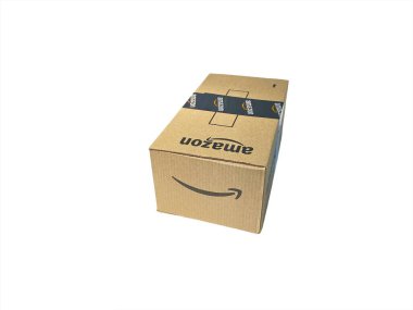 Kuala Lumpur, Malezya - 20 Ekim 2020: Amazon Prime box veya Amazon nakliye kutusu beyaz arka planda izole edildi. İş konsepti