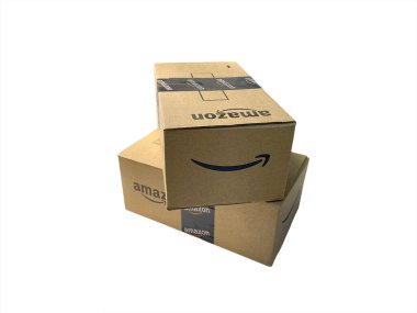 Kuala Lumpur, Malezya - 20 Ekim 2020: Amazon Prime box veya Amazon nakliye kutusu beyaz arka planda izole edildi. İş konsepti