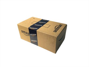 Kuala Lumpur, Malezya - 20 Ekim 2020: Amazon Prime box veya Amazon nakliye kutusu beyaz arka planda izole edildi. İş konsepti