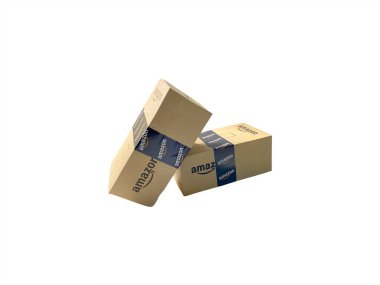 Kuala Lumpur, Malezya - 20 Ekim 2020: Amazon Prime box veya Amazon nakliye kutusu beyaz arka planda izole edildi. İş konsepti