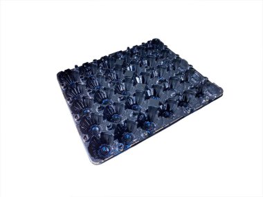 Yumurta askısı beyaz arkaplanda izole edilmiş. Seçici odak