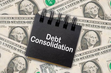 Dolar Banknotları arkaplanındaki DEBT CONSOLIDATION metni. İş Konsepti