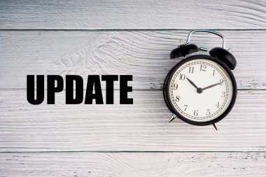 Ahşap zemin üzerinde UPTE metin ve alarm saati. İş Konsepti