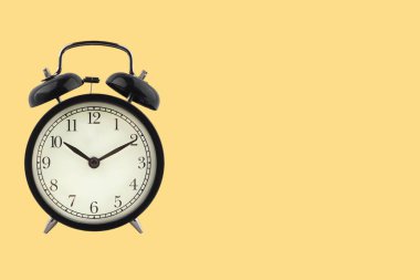 Sarı arka plandaki çalar saat. İş ve Kopyalama alanı kavramı