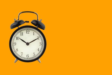 Turuncu arka planda çalar saat. İş ve Telif Alanı kavramı