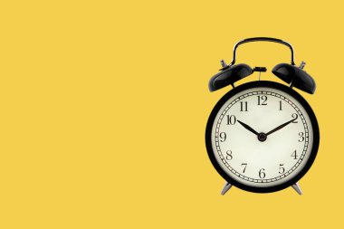 Sarı arka plandaki çalar saat. İş ve Telif Alanı kavramı