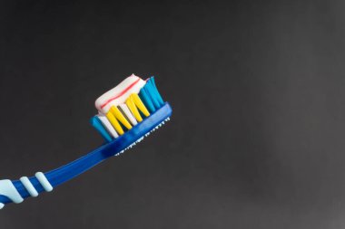 Diş fırçası beyaz arkaplanda yakın plan. Sağlıklı konsept