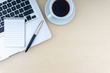 Laptop, not defteri, dolmakalem ve bir fincan kahve. İş ve kopyalama alanı kavramı