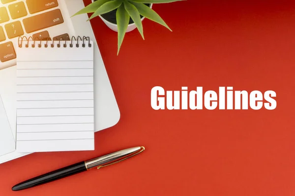 Not defteri, dizüstü bilgisayar, dolmakalem ve kırmızı arka planda dekoratif bitki içeren GuIDELINES metni. Çalışma ve Kopyalama Alanı