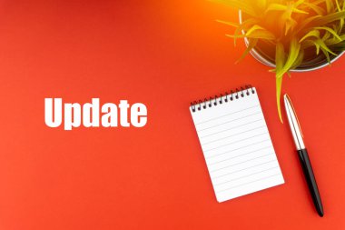 Dizüstü bilgisayarlı UPDATE metni, kırmızı arka planda dolmakalem ve dekoratif bitki. Çalışma ve Kopyalama Alanı