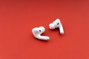 Kuala Lumpur, Malezya - 1 Aralık 2020: Kırmızı zemin üzerine Airpod Pro