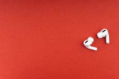 Kuala Lumpur, Malezya - 1 Aralık 2020: Kırmızı zemin üzerine Airpod Pro