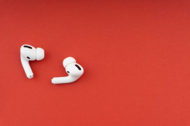 Kuala Lumpur, Malezya - 1 Aralık 2020: Kırmızı zemin üzerine Airpod Pro