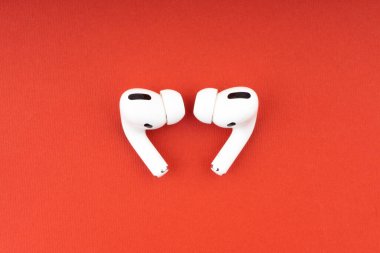 Kuala Lumpur, Malezya - 1 Aralık 2020: Kırmızı zemin üzerine Airpod Pro