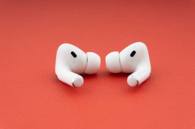 Kuala Lumpur, Malezya - 1 Aralık 2020: Kırmızı zemin üzerine Airpod Pro