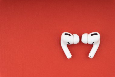 Kuala Lumpur, Malezya - 1 Aralık 2020: Kırmızı zemin üzerine Airpod Pro