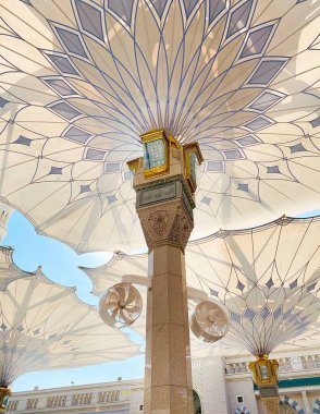 Madinah, Suudi Arabistan - Ocak 2020: Madinah Suudi Arabistan 'daki Nabawi Camii' ndeki güzel sütun manzarası