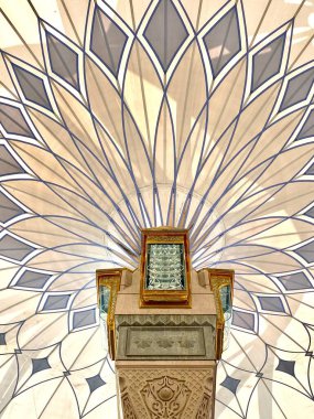 Madinah, Suudi Arabistan - Ocak 2020: Madinah Suudi Arabistan 'daki Nabawi Camii' ndeki güzel sütun manzarası
